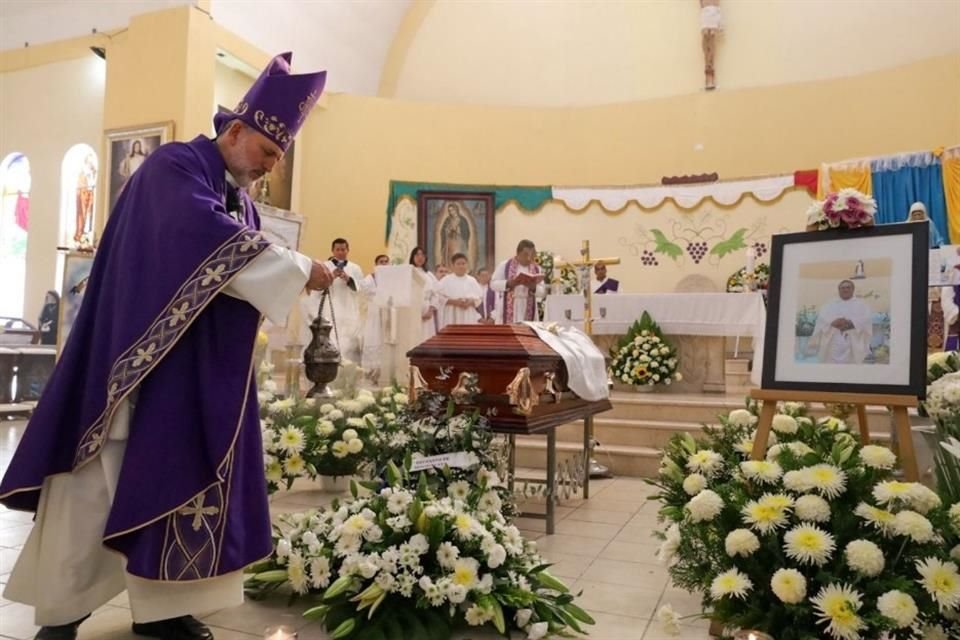El Obispo de la Diócesis de Chilpancingo-Chilapa, José de Jesús Hernández, en misa de despedida del sacerdote asesinado Bertolo Pantaleón.