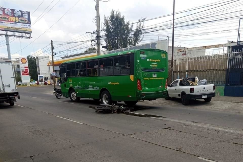 Una motociclista quedó herida luego de ser embestida por el conductor de un vehículo del Transporte Público en la Colonia La Calma.