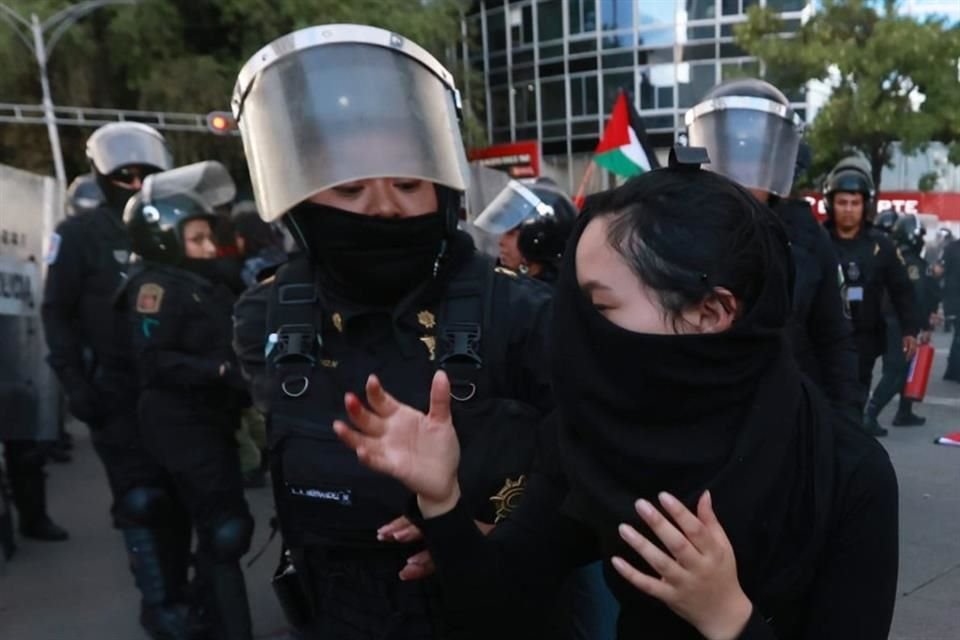 Los policías capitalinos intentaron evitar destrozos similares que realizó el 2 de octubre el Bloque Negro.