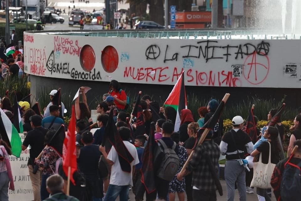 Algunos manifestantes realizaron pintas a favor de Palestina y en contra de Israel durante la marcha en CDMX.