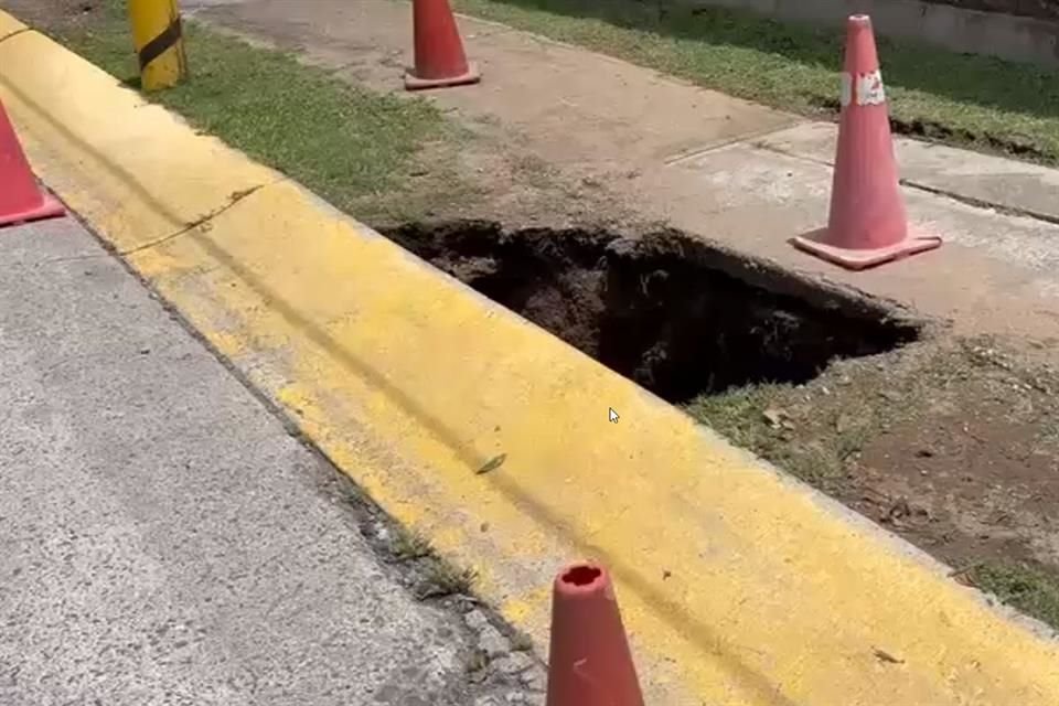 A pesar de que vecinos de la Colonia Bugambilias, en Zapopan, han realizado reportes por un socavón, ninguna autoridad les ha dado respuesta.