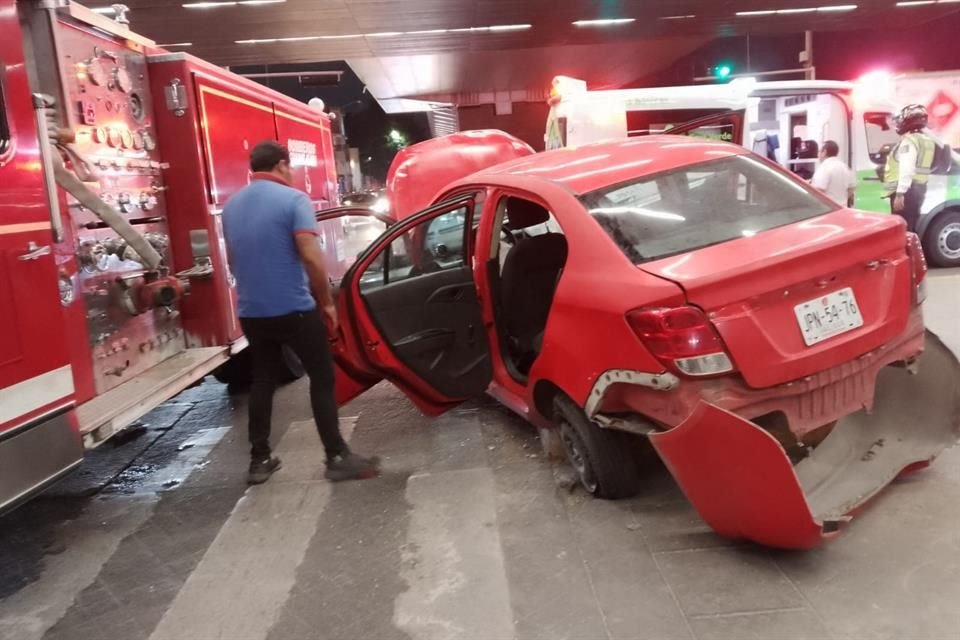 Dos mujeres resultaron lesionadas en un aparatoso choque entre dos vehículos, sobre la Avenida Río Nilo, en la Colonia Jardines de la Paz.