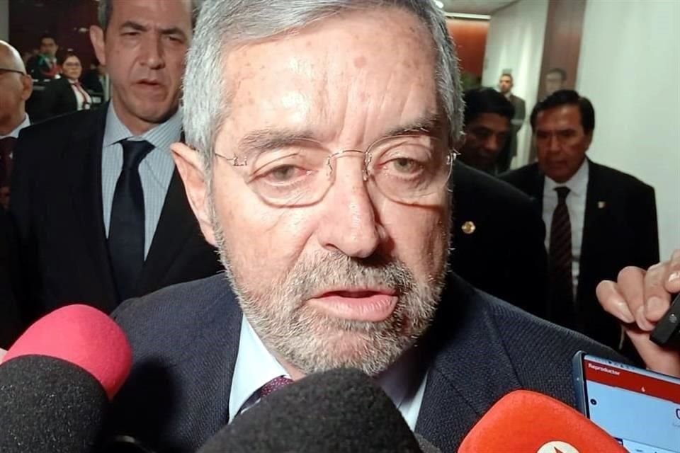 De la Fuente fue entrevistado a su llegada al Senado de la República.