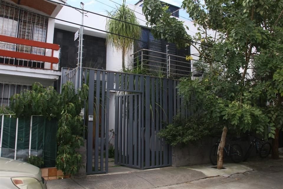 Un robo violento se registró este miércoles en una casa ubicada en la Colonia Italia Providencia, en Guadalajara; los ladrones rompieron el perímetro electrificado y golpearon a un morador.
