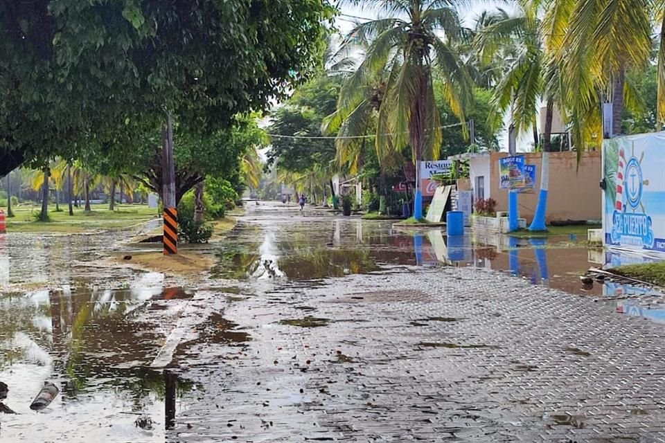 Mantienen bandera roja en Puerto Vallarta debido a la ahora tormenta tropical 'Priscilla'.