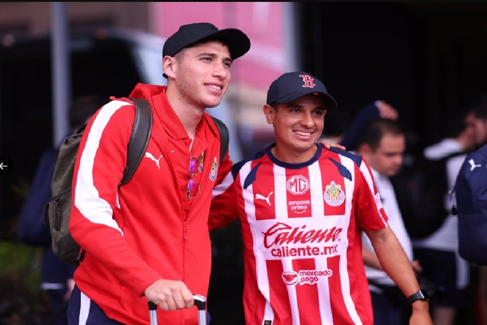 Jugadores de Chivas a su llegada a Arizona.