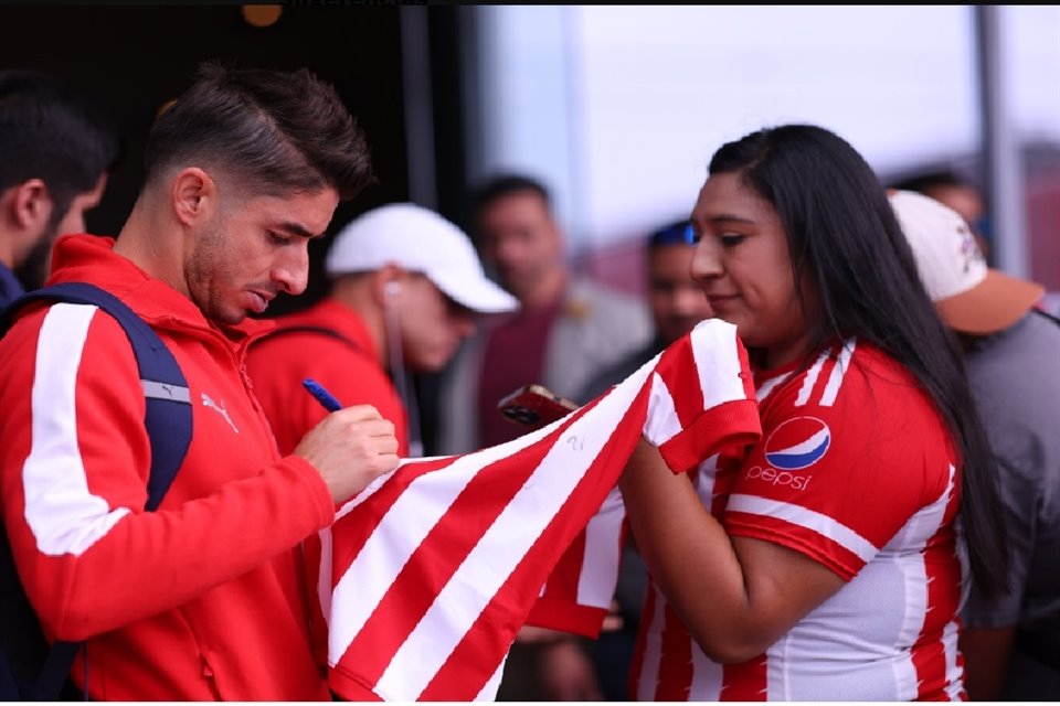 Jugadores de Chivas a su llegada a Arizona.