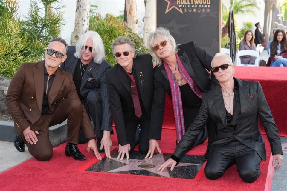 La banda de rock inglesa Def Leppard añadió este jueves a su historial una estrella en el Paseo de la Fama de Hollywood, por su trayectoria musical.
