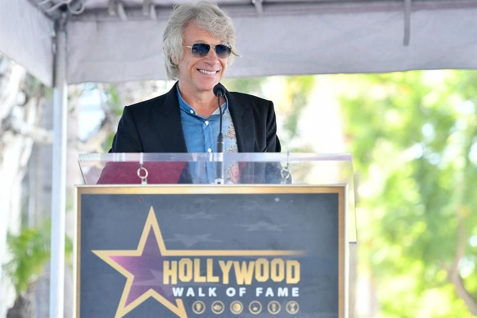 En la ceremonia, celebrada frente al edificio de Capitol Records, Elliott estuvo acompañado por Jon Bon Jovi.