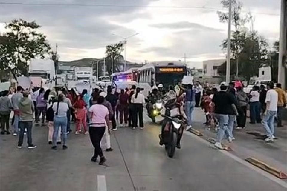 Manifestantes cerraron el sentido poniente-oriente de Periférico Sur e interrumpieron el servicio de Mi Macro Periférico a la altura de la Calle Independencia.