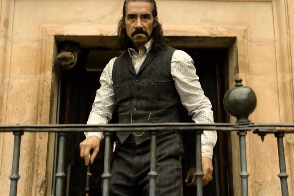 También echaron manos de talento local, como los actores Eduardo Noriega, Óscar Jaenada y Alexandra Masangkay, quienes se suman al reparto como Antonio, Federico y Paz, respectivamente.