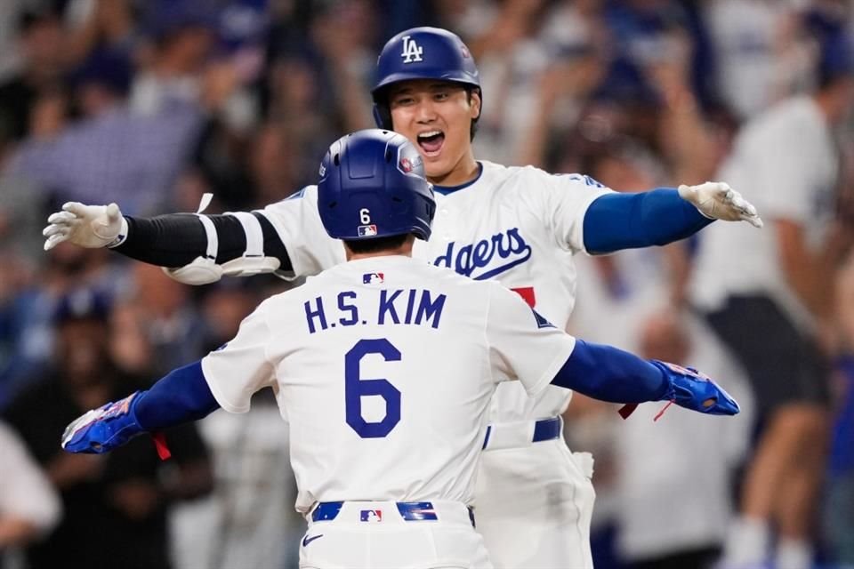 Hyeseong Kim es felicitado por Shohei Ohtani tras la carrera del triunfo.