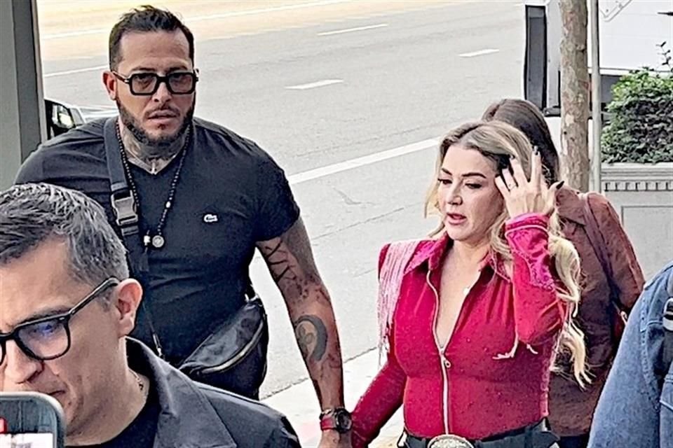 Alicia Villarreal, quien ya se divorció de su ex esposo Cruz Martínez, fue captada muy cariñosa con su novio Cibad Hernández en Los Ángeles.