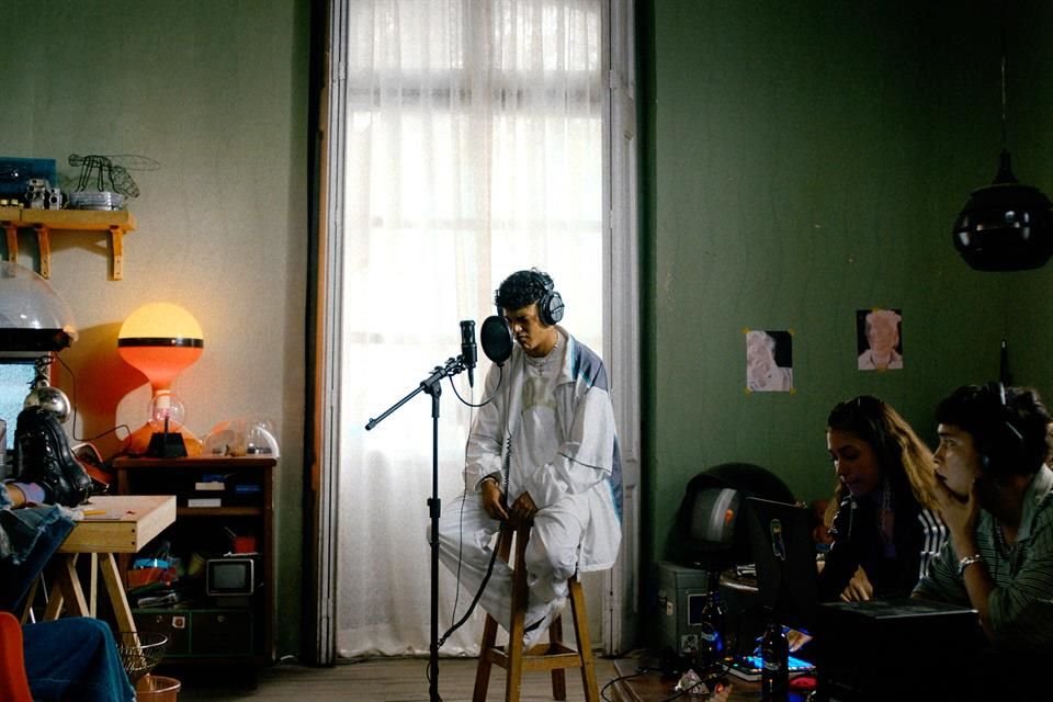 La música urbana se convierte en el eje central de la trama, las emociones y la estética.