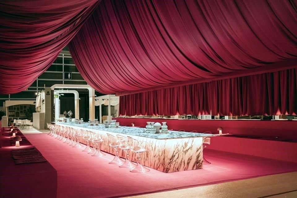 La instalación se completa con una selección de muebles de The Masie, que aportan ligereza y frescura contemporánea.
