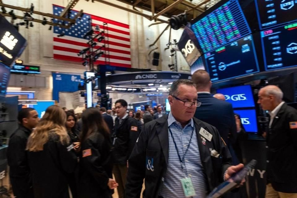 La Bolsa de Nueva York registró una fuerte caída, reaccionando con temor a la amenaza del Presidente Donald Trump de aumentar sustancialmente los aranceles estadounidenses sobre los productos chinos.