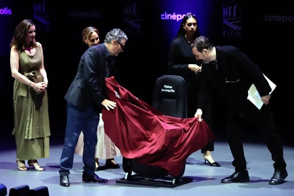 el cineasta brasileño Kleber Mendonça Filho recibió un regalo de parte del FICM: una butaca de cine con su nombre.