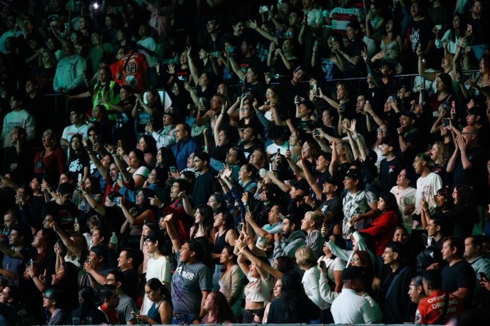 Caifanes se presentó en las Fiestas de Octubre, provocando euforia de sus fans; algunos acamparon desde un día antes.