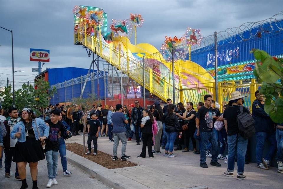 Caifanes se presentó en las Fiestas de Octubre, provocando euforia de sus fans; algunos acamparon desde un día antes.