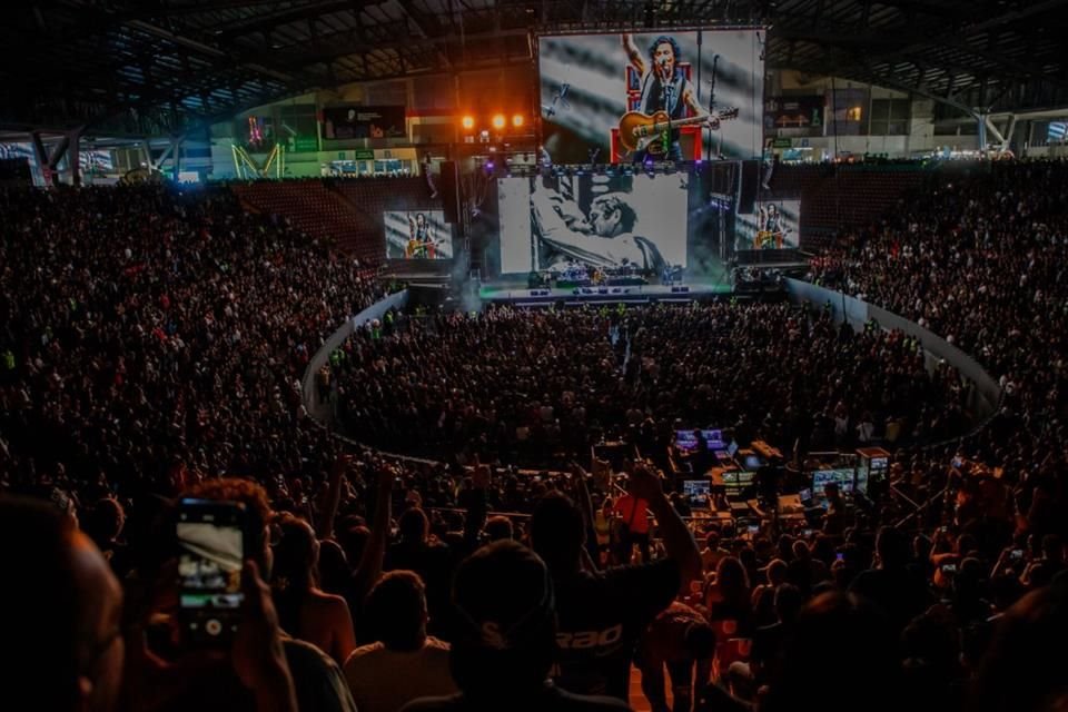Caifanes se presentó en las Fiestas de Octubre, provocando euforia de sus fans; algunos acamparon desde un día antes.