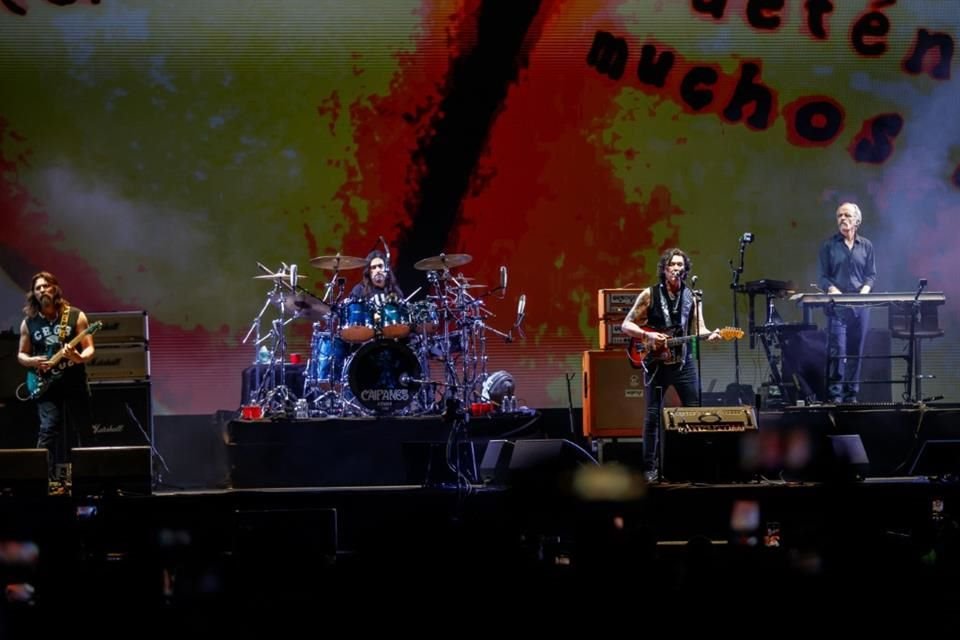 Caifanes se presentó en las Fiestas de Octubre, provocando euforia de sus fans; algunos acamparon desde un día antes.