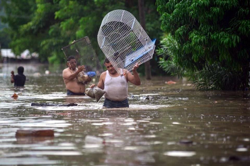 En los municipios de Poza Rica, Álamo, Tuxpan y Papantla, cientos de familias siguen enfrentando inundaciones, cortes eléctricos y daños en viviendas y carreteras.