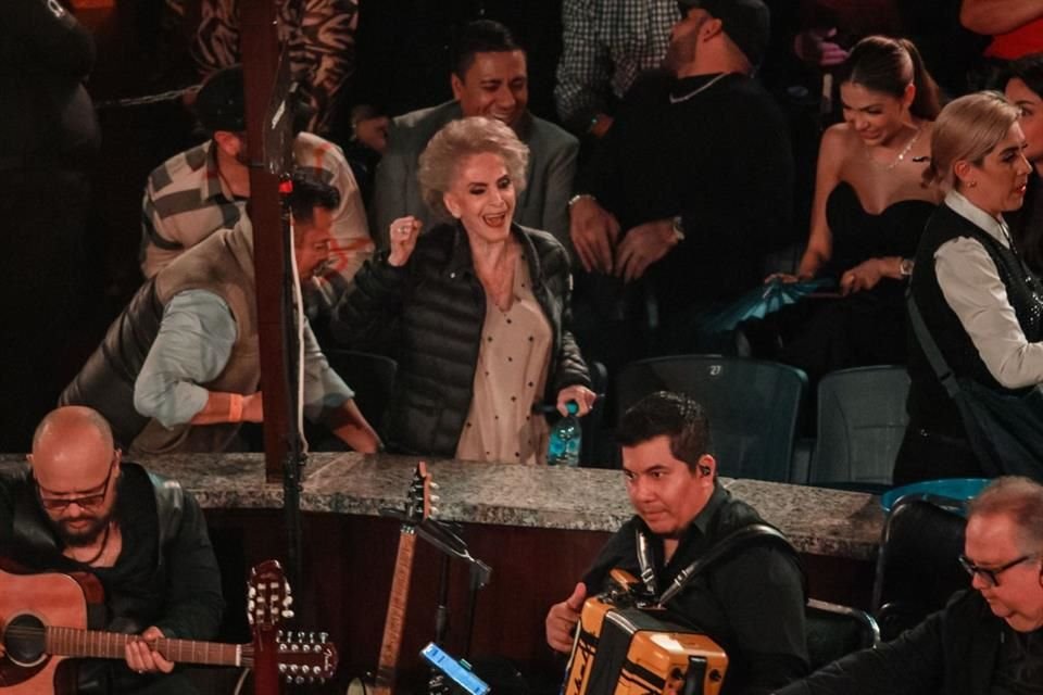 Doña Cuquita disfrutó y se emocionó con la presentación de su hijo.