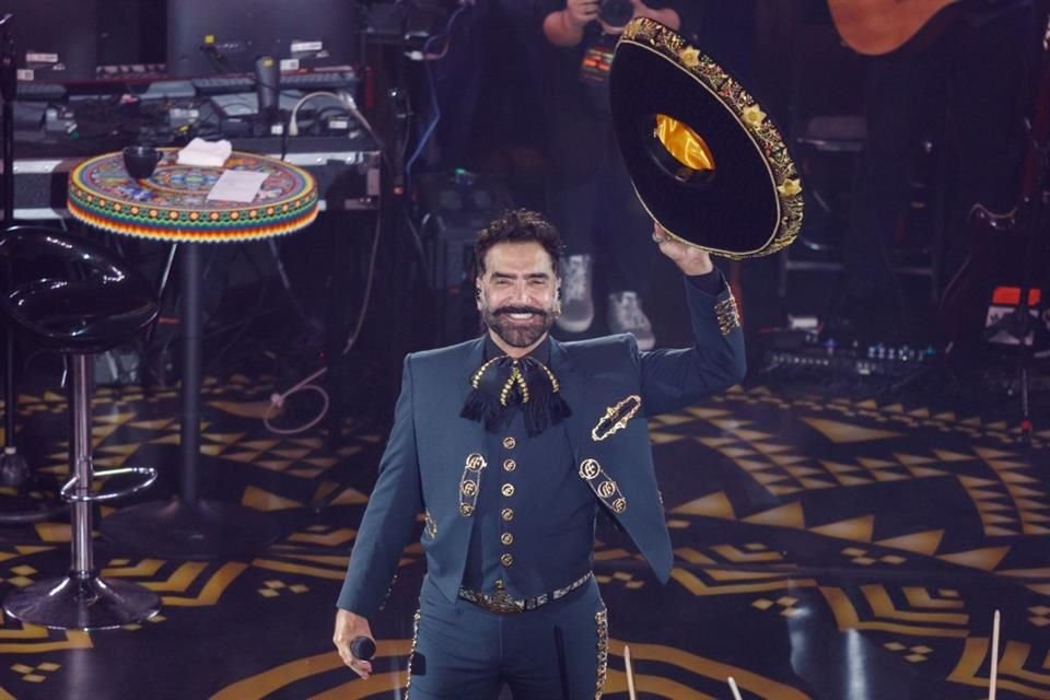 Alejandro Fernández honra con orgullo la estafeta de su padre Vicente Fernández, en el espectáculo 'De Rey a Rey', que presentó en el Palenque de las Fiestas de Octubre.