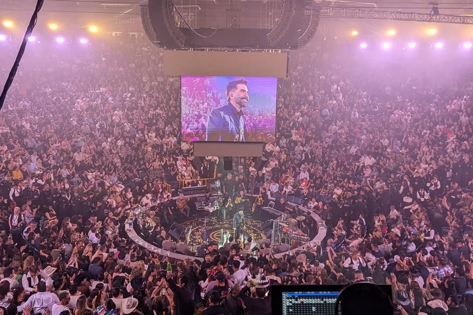 Alejandro Fernández honra con orgullo la estafeta de su padre Vicente Fernández, en el espectáculo 'De Rey a Rey', que presentó en el Palenque de las Fiestas de Octubre.