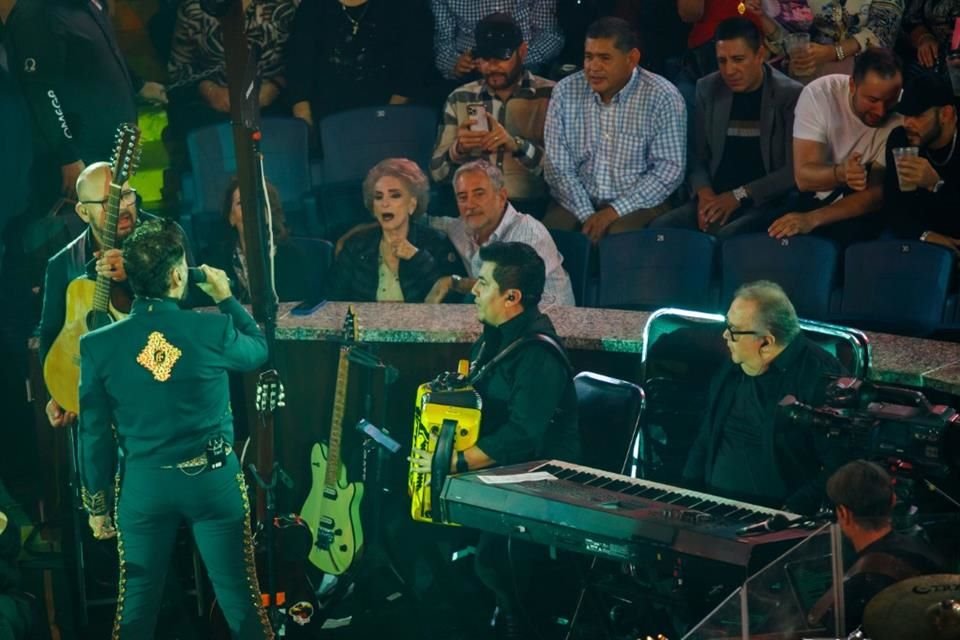 Alejandro Fernández honra con orgullo la estafeta de su padre Vicente Fernández, en el espectáculo 'De Rey a Rey', que presentó en el Palenque de las Fiestas de Octubre.