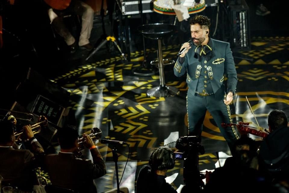 Alejandro Fernández honra con orgullo la estafeta de su padre Vicente Fernández, en el espectáculo 'De Rey a Rey', que presentó en el Palenque de las Fiestas de Octubre.