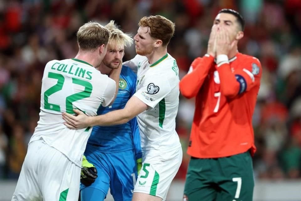 Cristiano Ronaldo disparó el penalti hacia el centro de la portería y el portero atajó con su pierna derecha.