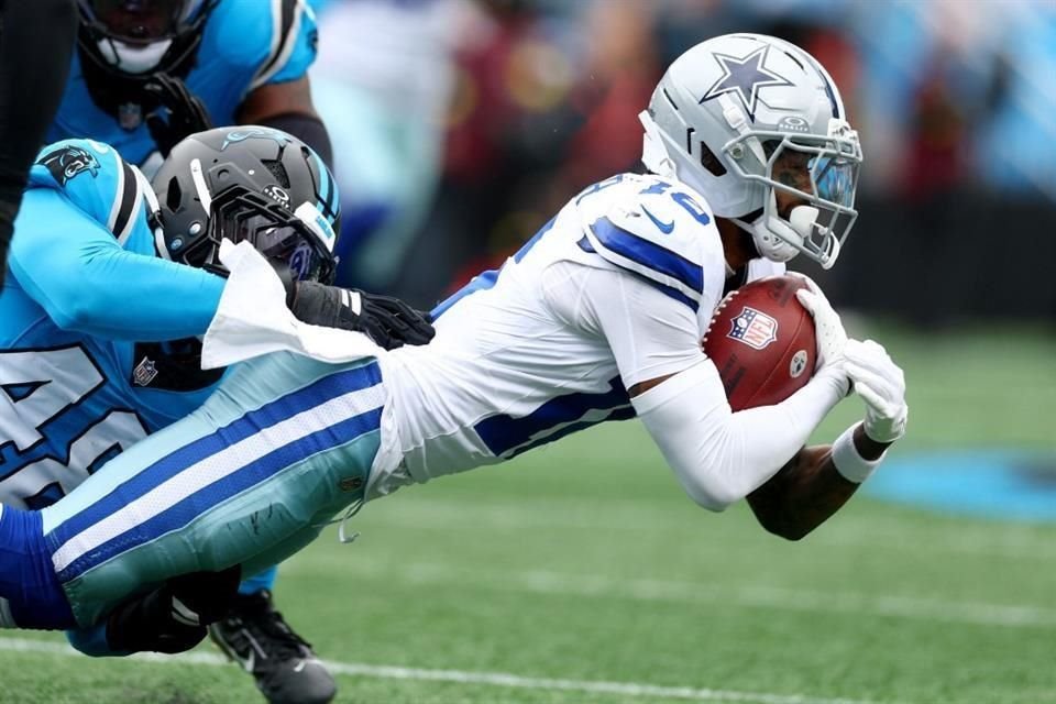 Jalen Cropper, de los Dallas Cowboys, es tackleado por Thomas Incoom de los Carolina Panthers, durante el tercer cuarto del partido.