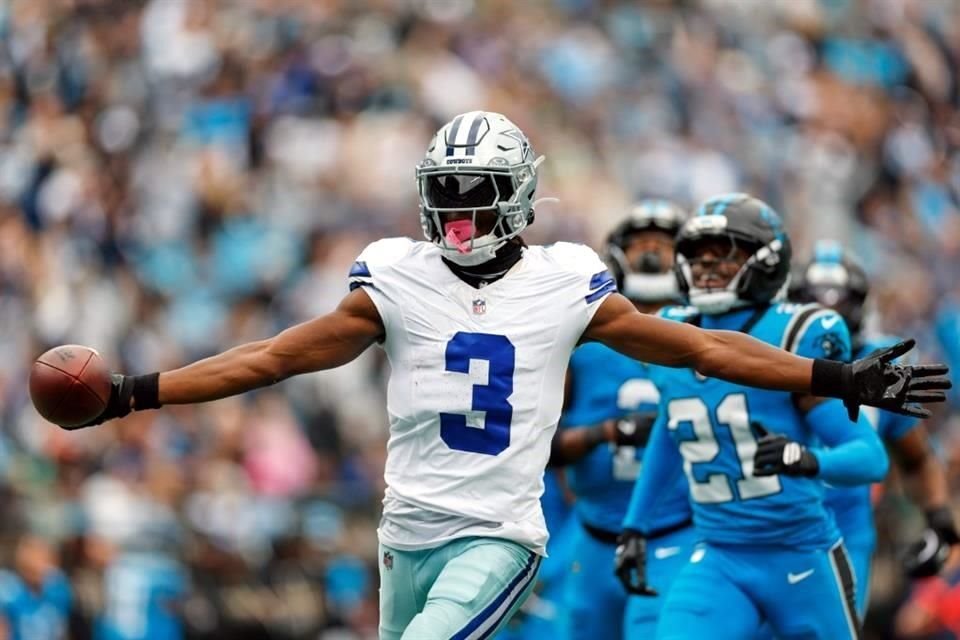 El receptor abierto de los Dallas Cowboys, George Pickens, celebra su recepción de touchdown en la segunda mitad.