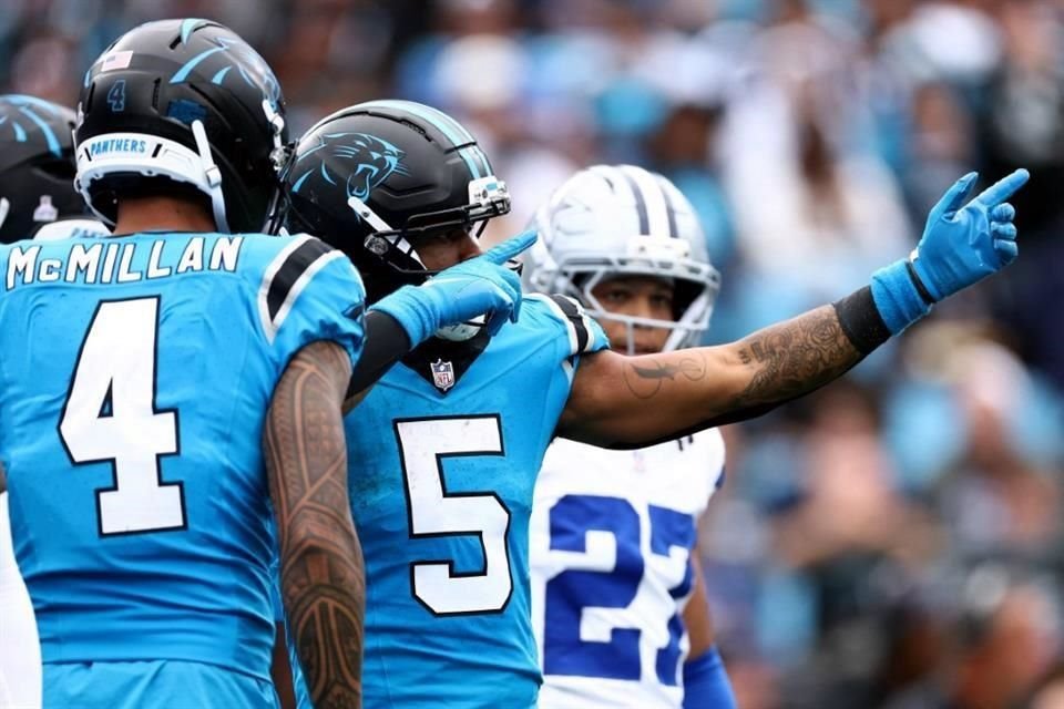 Rico Dowdle (número 5) de los Carolina Panthers festeja tras un primer down en el tercer cuarto contra los Dallas Cowboys.