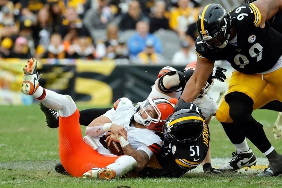 La defensiva de Steelers tuvo mucho trabajo, pues atrapó en seis ocasiones a Dillon Gabriel.