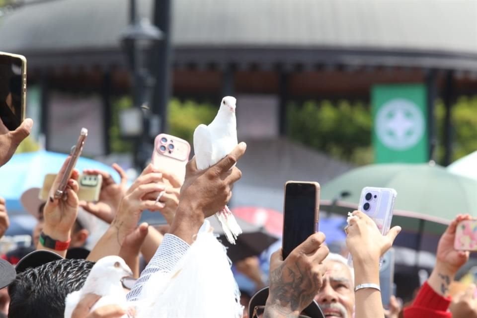 Algunos católicos lanzaron palomas pidiendo por la paz.