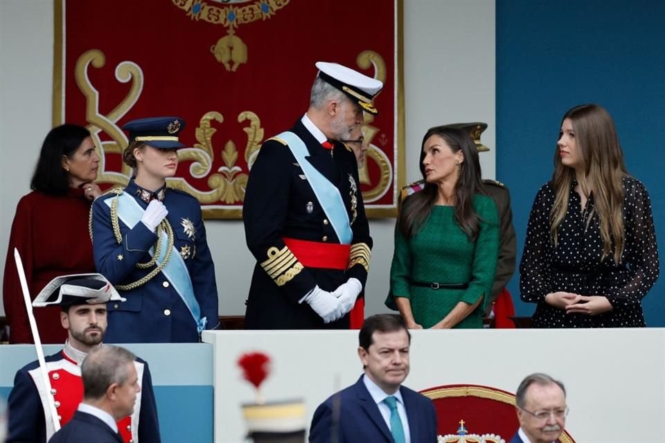 La Princesa Leonor y la Infanta Sofía acompañan a sus padres en el desfile del 12-O en Madrid.