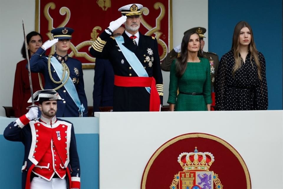 La Reina Letizia deslumbró con vestido verde pino en el desfile del 12-O.