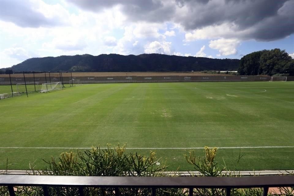 Aníbal Fájer, presidente del Atlas, exhibió las instalaciones de la Academia AGA, donde la Selección entrenó para duelo ante Ecuador.