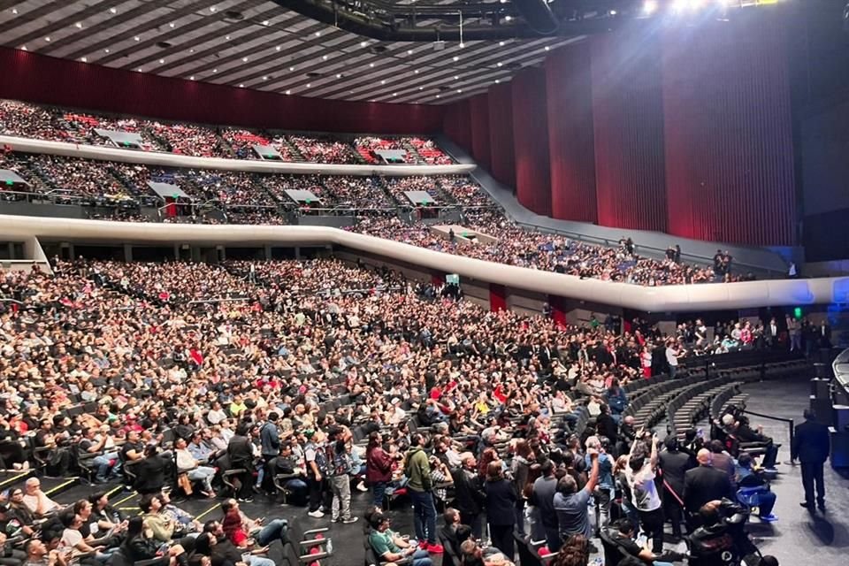 La pausa causó caos y gritos entre los 10 mil fans mientras el personal de producción trabajaba.