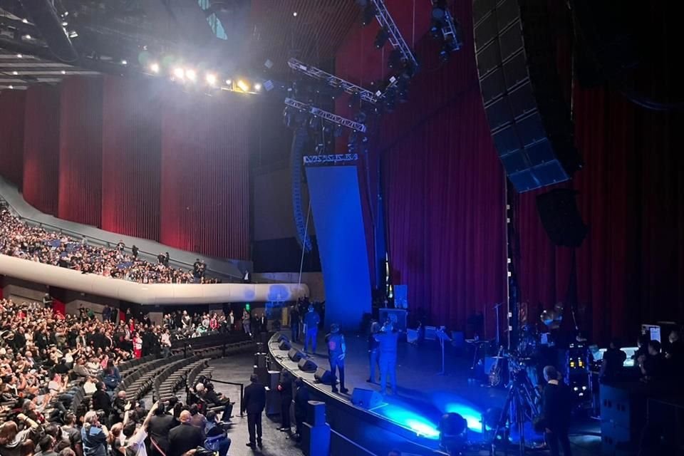 El Tri detuvo su concierto en el Auditorio Nacional tras la caída de una pantalla lateral.