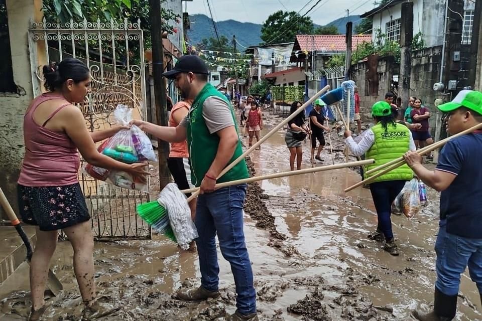 En Tamazunchale, SLP, suman cuatro días bajo el lodo, con hedor a drenaje, sin servicios básicos y, acusan los pobladores, sin ayuda.