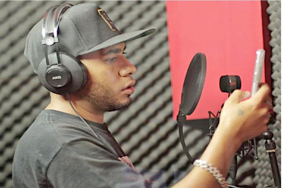 Los Alegres del Barranco no son los únicos músicos que glorifican al crimen organizado; el rap también funciona como apología del delito.