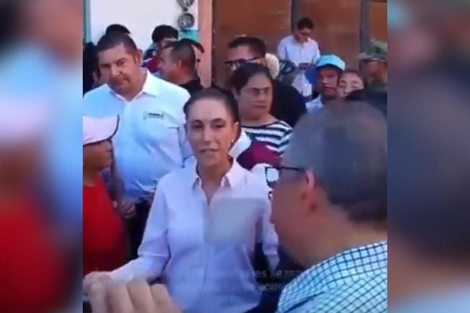 La Presidenta Claudia Sheinbaum regañó en público al Edil de Huachinango, Puebla, Rogelio López, por la falta de ayuda a damnificados.