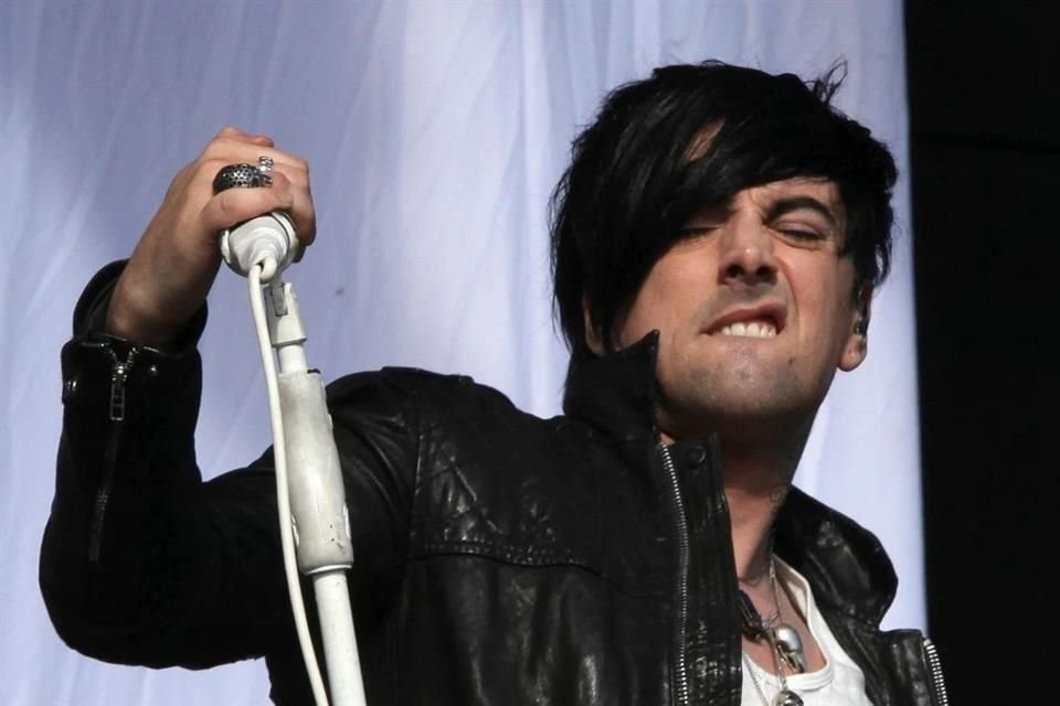 Luego de que el rockero Ian Watkins, condenado por pedofilia, fuera asesinado en prisión, las autoridades ya investigan a dos sospechosos.
