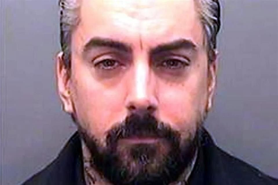 Los servicios de emergencia acudieron a la prisión de Wakefield, en West Yorkshire, el sábado por la mañana, después de que Watkins, de 48 años, fuera atacado con un cuchillo.