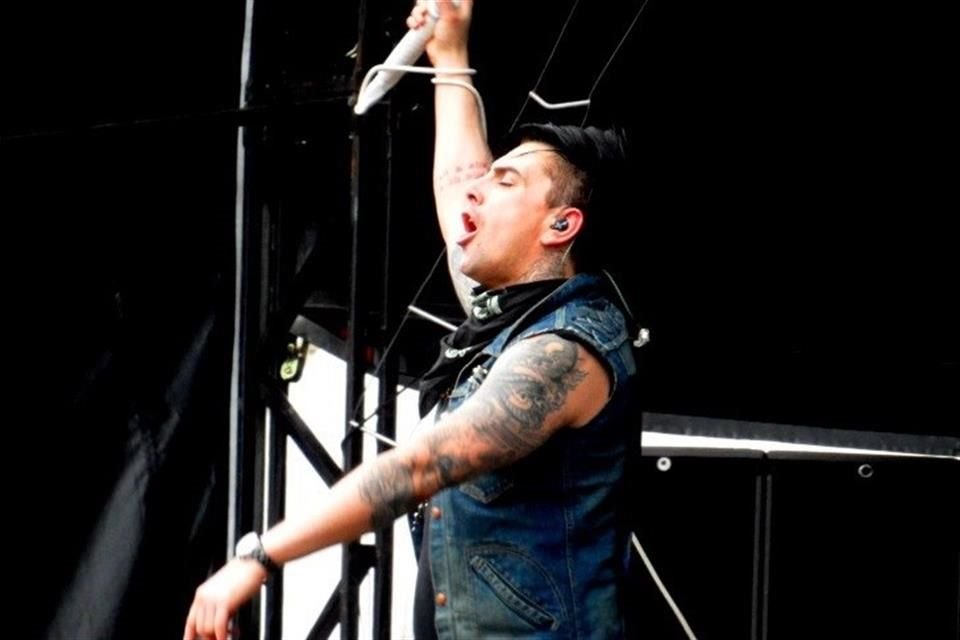 Watkins era el cantante principal de Lostprophets, una banda de rock galesa que encabezó las listas de éxitos del Reino Unido en 2006 con su tercer álbum, 'Liberation Transmission'.