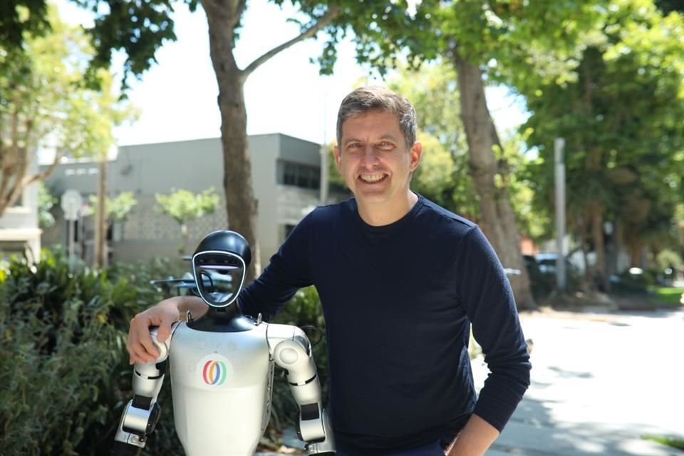 Jan Liphardt, fundador y director general de OpenMind, conversó con REFORMA sobre la idea de desarrollar un sistema operativo para robots humanoides.