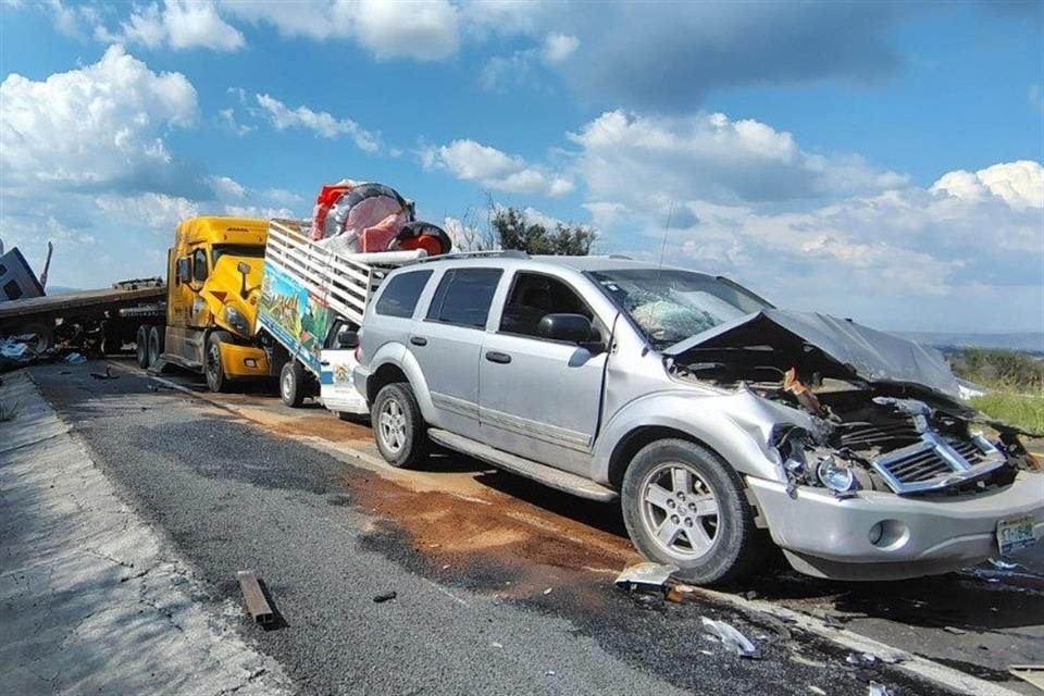 Veintitrés lesionados dejó choque múltiple en Km. 427 de la autopista Maravatío-Zapotlanejo, a la altura de Ocotlán, en dirección a Morelia.